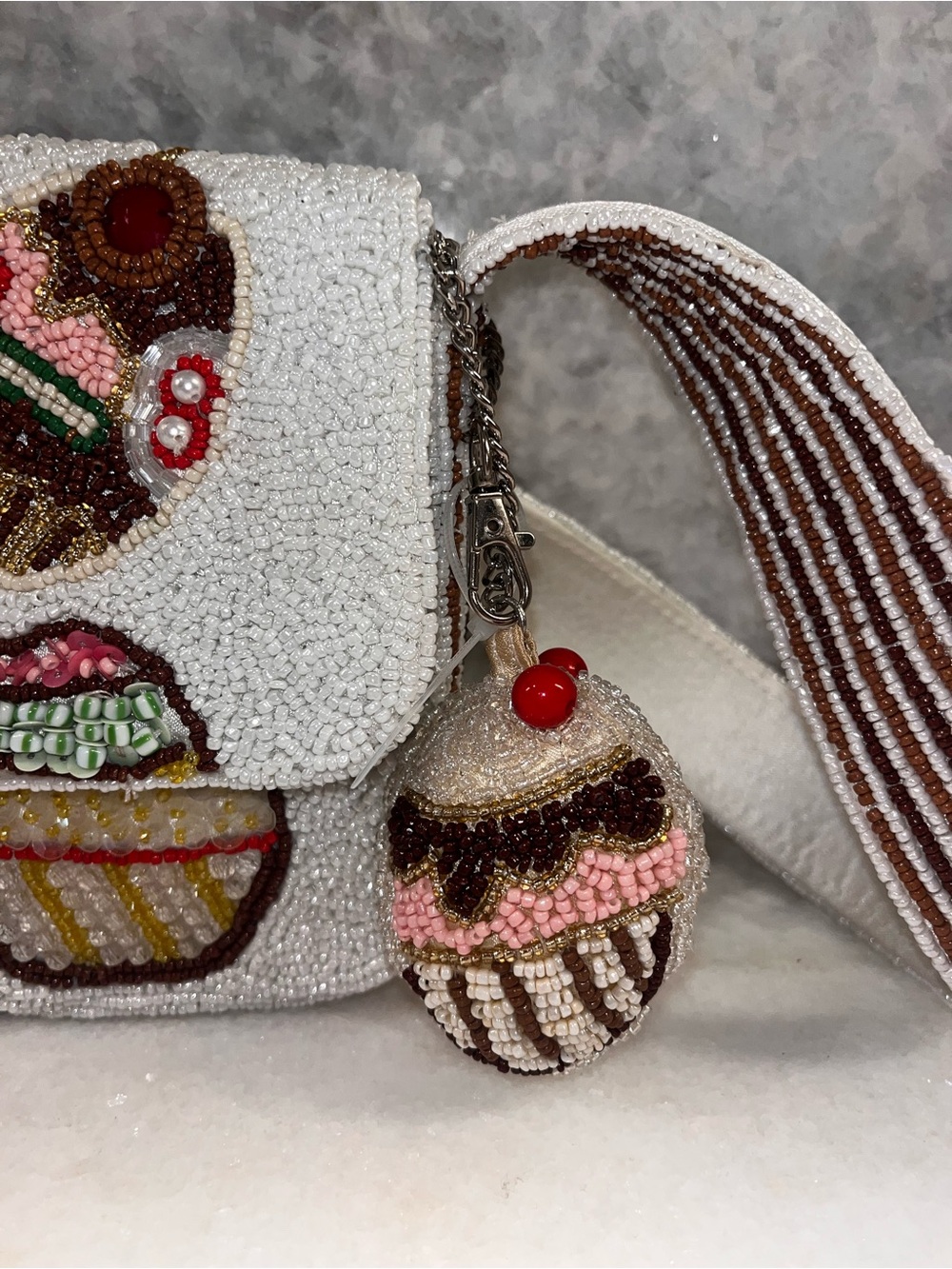 White beaded cupcake shoulder bag & matching bag charm- BNWT- Rare find - Picture 3 of 5